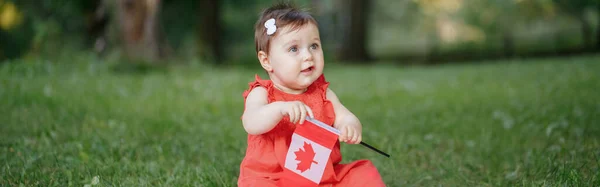 Αξιολάτρευτο Καυκάσιο Κοριτσάκι Κόκκινο Φόρεμα Που Κυματίζει Καναδέζικη Σημαία Υπαίθριο — Φωτογραφία Αρχείου