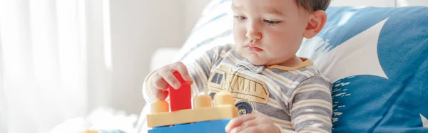 Menino Bebê Brincando Com Aprender Blocos Construção Empilhamento Brinquedos Casa — Fotografia de Stock