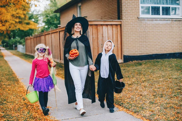 Şeker Şaka Çocuklu Anne Cadılar Bayramı Nda Şeker Toplamaya Gidiyor — Stok fotoğraf
