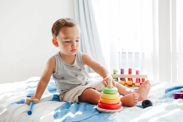 Bayi Balita Lucu Bermain Dengan Mainan Belajar Piramida Blok Menumpuk — Stok Foto