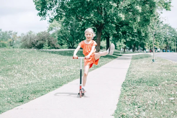 Söt Rolig Vit Flicka Barn Röd Orange Sparkcykel Ridning Gatan — Stockfoto