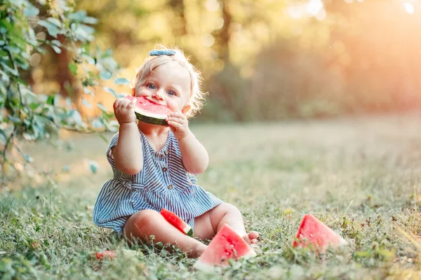 Musim Panas Makanan Piknik Bayi Perempuan Kaukasia Lucu Makan Semangka — Stok Foto