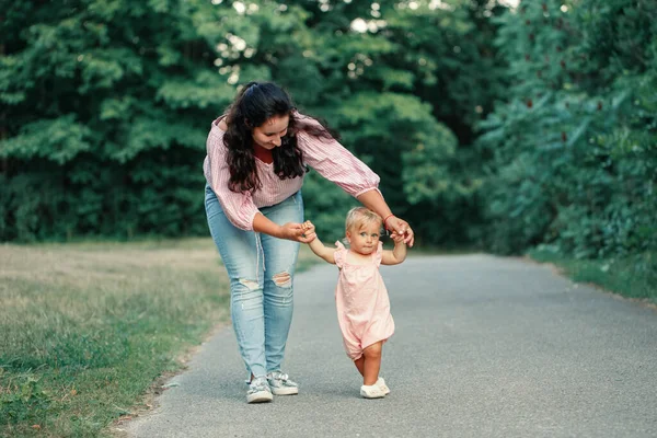 Primeros Pasos Del Bebé Linda Niña Aprendiendo Caminar Sosteniendo Mano — Foto de Stock