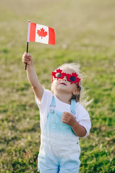 Selamat Hari Kanada Gadis Kecil Kaukasia Dengan Daun Maple Kacamata — Stok Foto