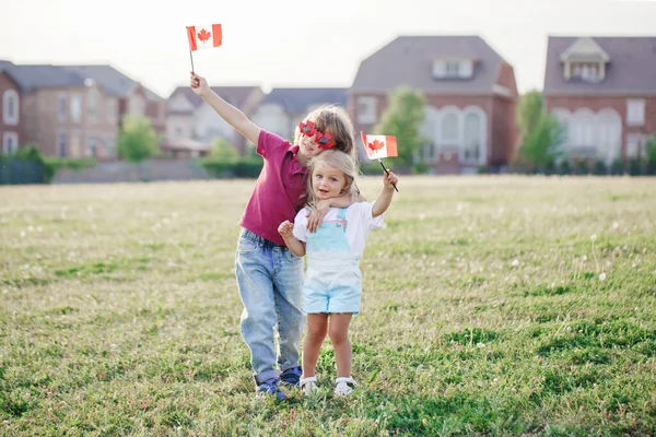 Selamat Hari Kanada Kakak Beradik Kaukasia Memegang Bendera Kanada Anak — Stok Foto