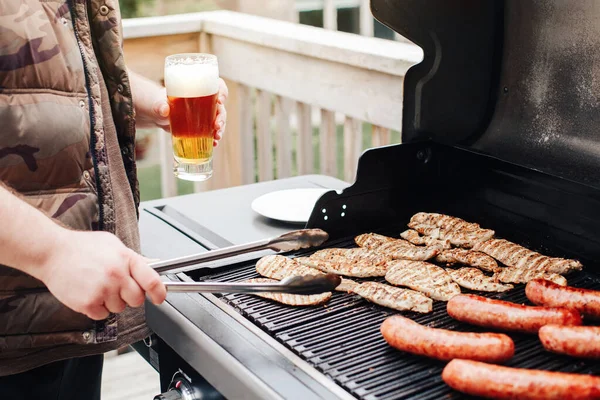 Primo Piano Dell Uomo Mano Che Tiene Bicchiere Con Birra — Foto Stock