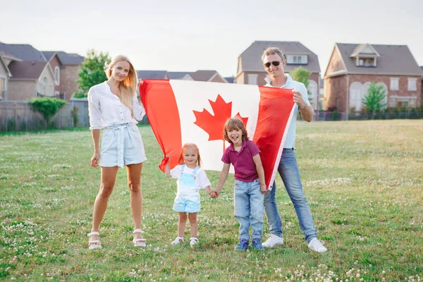 Buon Canada Day Famiglia Caucasica Con Bambini Ragazzo Ragazza Piedi — Foto Stock