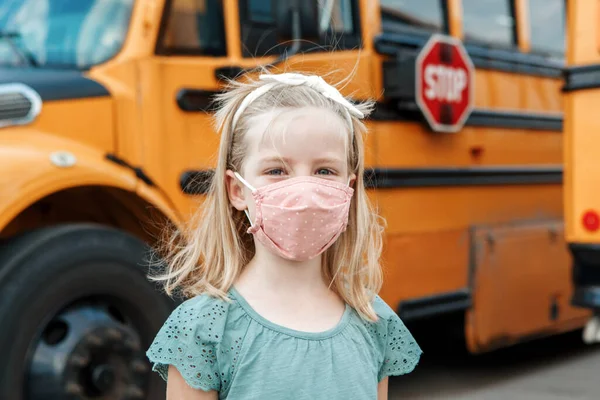 Niña Estudiante Niño Máscara Protectora Cerca Escuela Autobús Amarillo Aire — Foto de Stock