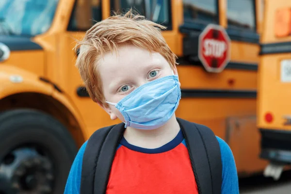 Niño Estudiante Máscara Protectora Cerca Escuela Autobús Amarillo Aire Libre — Foto de Stock