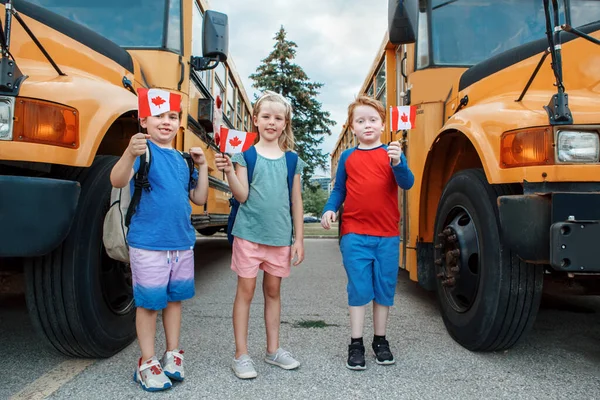 Orgulhoso Crianças Felizes Estudantes Meninos Menina Segurando Agitando Bandeiras Canadenses — Fotografia de Stock