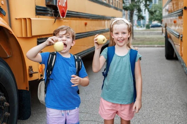 Bambini Ragazzo Ragazza Studenti Amici Mangiare Mele Spuntino Sano Scuolabus — Foto Stock