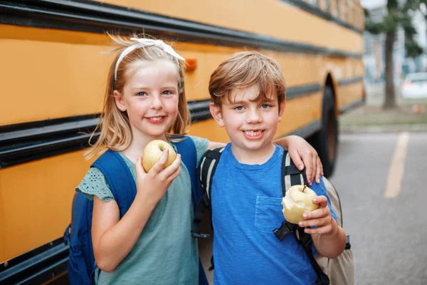 Bambini Ragazzo Ragazza Studenti Amici Mangiare Mele Spuntino Sano Scuolabus — Foto Stock
