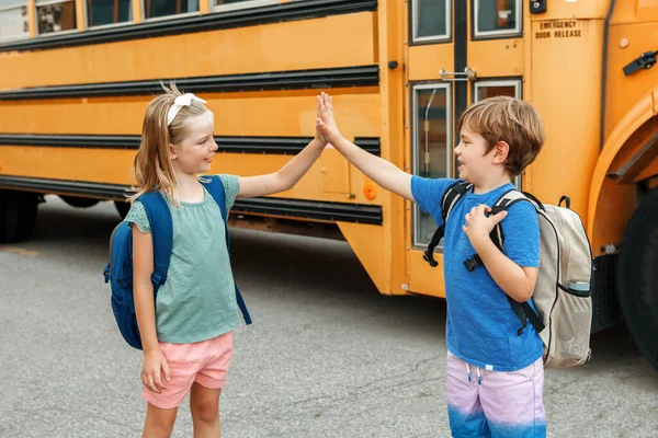 Bambini Ragazzo Ragazza Bambini Studenti Danno Mani Alte Cinque Scuolabus — Foto Stock