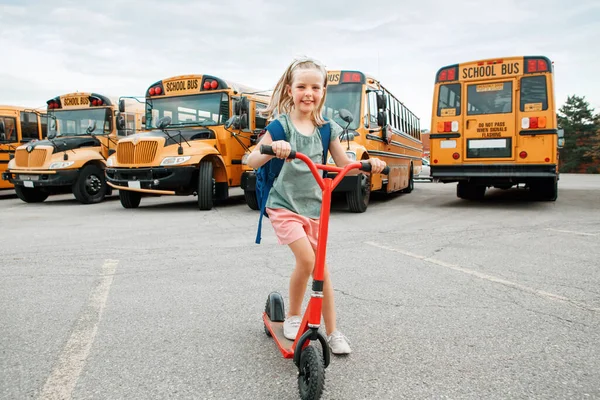 Divertente Sorridente Felice Ragazza Caucasica Bambino Con Zaino Equitazione Scooter — Foto Stock