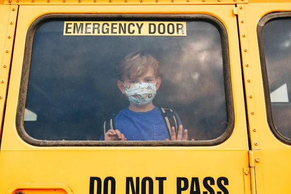 Pequeño Niño Triste Estudiante Máscara Protectora Mirando Por Ventana Del — Foto de Stock