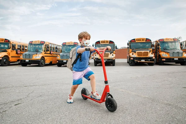 Menino Cara Máscara Protetora Montando Scooter Quintal Escola Educação Volta — Fotografia de Stock