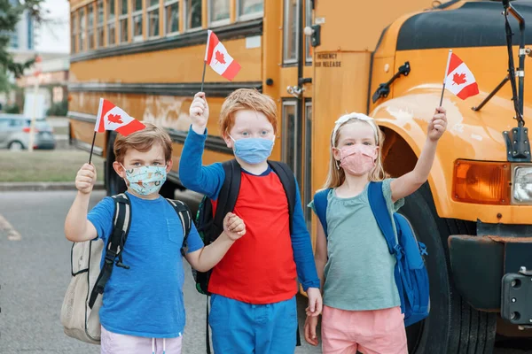 Orgullosos Estudiantes Felices Niños Con Máscaras Faciales Con Banderas Canadienses — Foto de Stock