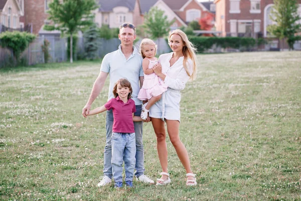 Família Caucasiana Feliz Com Duas Crianças Menino Menina Andando Parque — Fotografia de Stock