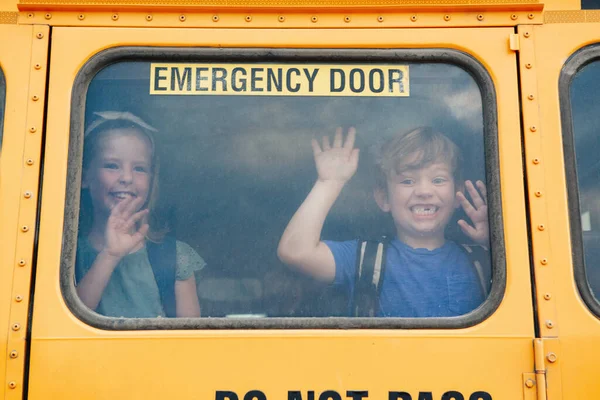 Amuzant Fericit Băiat Zâmbitor Fete Copii Elevi Uitându Fereastra Autobuzului Fotografie de stoc
