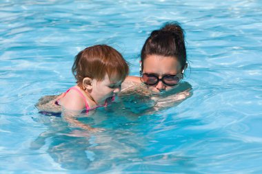 Yüzme Havuzu oynarken aile