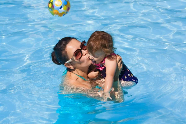 Famille en piscine jouant — Photo