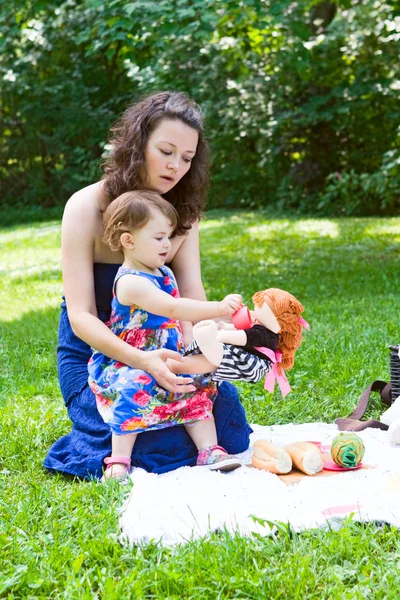 Mother and daughter playing in park — Stock Photo, Image