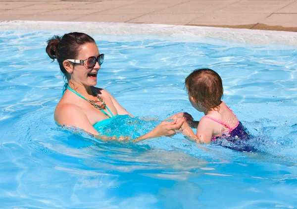 Famille en piscine jouant — Photo