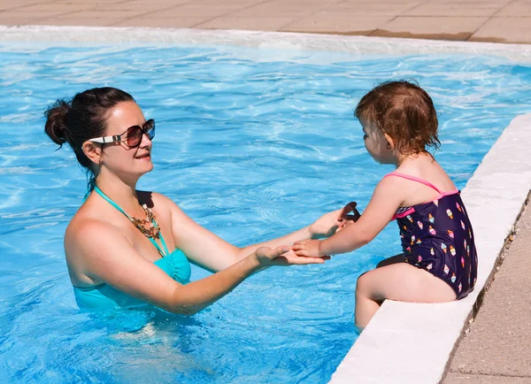 Family in swimming pool playing — Stock Photo, Image
