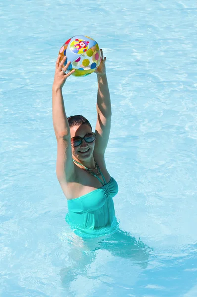 Jeune femme rieuse dans l'eau — Photo