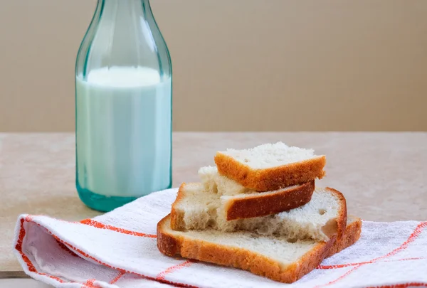 White bread and a bottle of milk — Stock Photo, Image