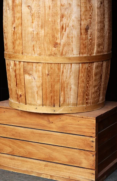 Caixa de madeira e barril — Fotografia de Stock
