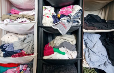 Giysileri ile dağınık dağınık gardırop