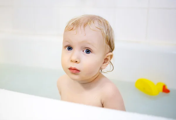 Meisje van de baby Baden — Stockfoto