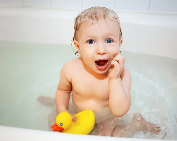 Bebé niña bañándose — Foto de Stock