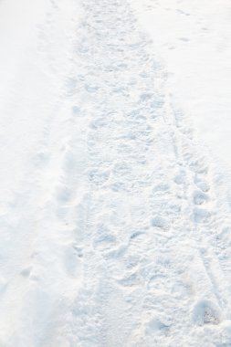 Beyaz kar ayak izleri ile