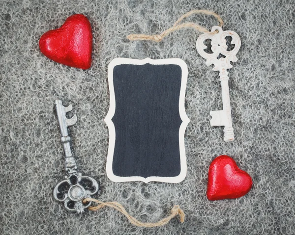 Wool texture hearts keys wooden plate — Stock Photo, Image