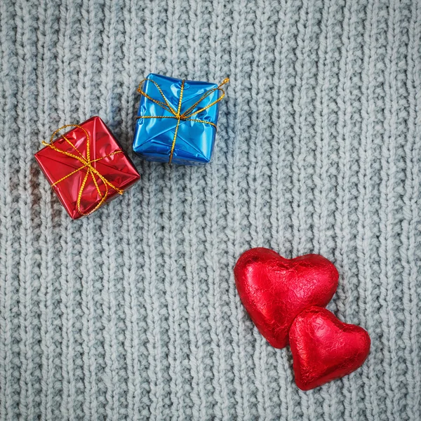 Geschenke, rote Herzen, Valentin — Stockfoto