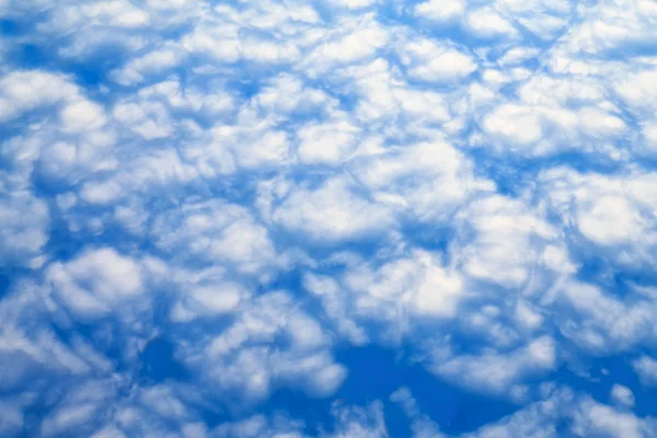 Błękitne niebo z małymi białymi chmurami — Zdjęcie stockowe