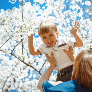 Oğlunu gökyüzünde tutan anne