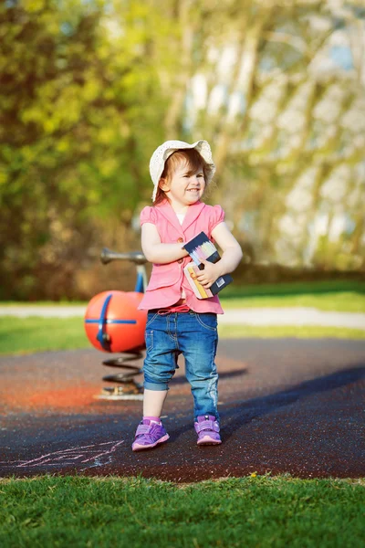 Petite fille mignonne avec boîte à craie — Photo
