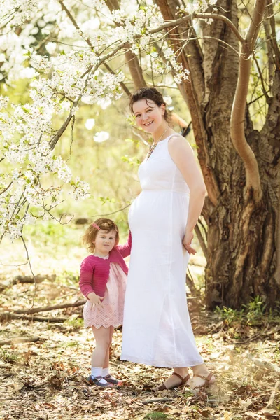 公園内の娘と妊娠中の女性 — ストック写真