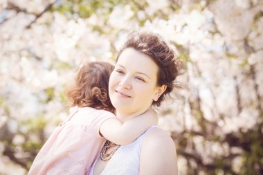 Anne ve kızın kucaklaşması portresi