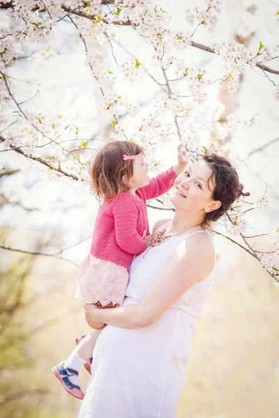 Pregnant woman with daughter in park — Stock Photo, Image