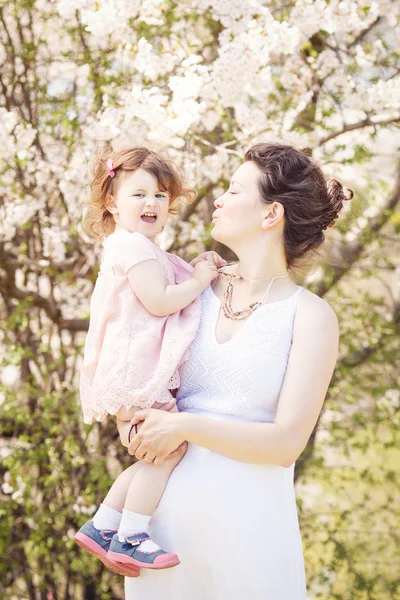 ハグ キスの公園で娘と妊娠中の女性 — ストック写真