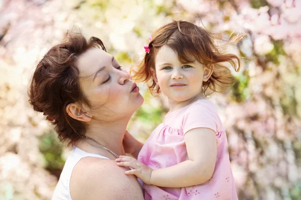 Mother daughter outside spring — Stock Photo, Image