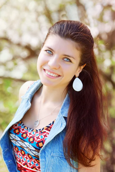 Glimlachend meisje met rood bruin lang haar — Stockfoto