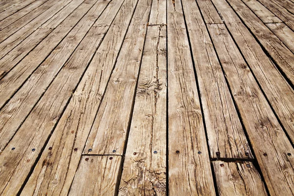 Pranchas de madeira vertical cerca calçadão — Fotografia de Stock