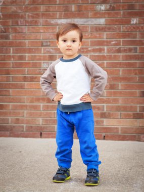 Tuğla duvar gülüyor tarafından yürümeye başlayan çocuk