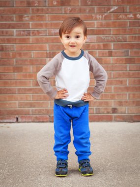 Tuğla duvar gülüyor tarafından yürümeye başlayan çocuk