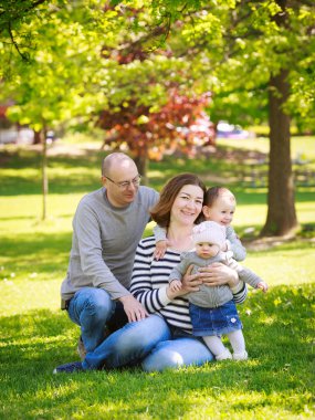 Yaz aylarında parkta aile dışında